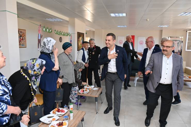 Balıkesir Büyükşehir Belediye Başkanı Ahmet Akın, bayram namazını Zağnos Paşa Camisi’nde kılarak il protokolü ve vatandaşlarla bayramlaştı. Camideki bayramlaşmanın hemen ardından meydandaki işletmelerin esnaflarını ziyaret ederek bayramlarını kutlayan Başkan Ahmet Akın daha sonra; Balıkesir Huzurevi, Karesi Huzurevi ve Ayten-Burhan Erdayı Çocuk Evleri’ni ziyaret edip hem büyüklerinin hem de küçüklerinin gönlünü yaptı ve Kurban Bayramı’nı kutladı.