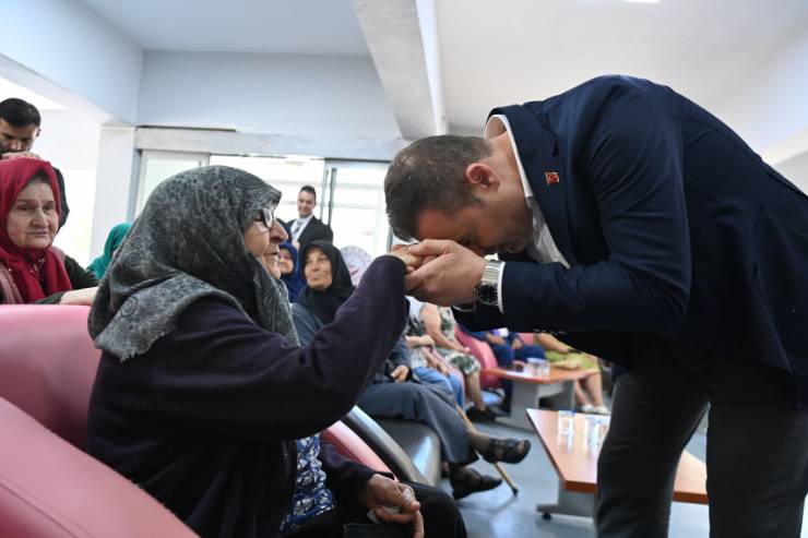 Balıkesir Büyükşehir Belediye Başkanı Ahmet Akın, bayram namazını Zağnos Paşa Camisi’nde kılarak il protokolü ve vatandaşlarla bayramlaştı. Camideki bayramlaşmanın hemen ardından meydandaki işletmelerin esnaflarını ziyaret ederek bayramlarını kutlayan Başkan Ahmet Akın daha sonra; Balıkesir Huzurevi, Karesi Huzurevi ve Ayten-Burhan Erdayı Çocuk Evleri’ni ziyaret edip hem büyüklerinin hem de küçüklerinin gönlünü yaptı ve Kurban Bayramı’nı kutladı.