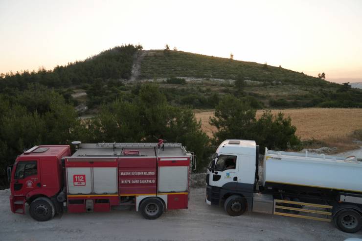 Balıkesir'in Bigadiç ilçesinde çıkan orman yangını, Balıkesir Büyükşehir Belediyesi İtfaiyesi ve diğer destek ekiplerinin hızlı müdahalesi sayesinde büyümeden kontrol altına alındı. Yangında 20 hektar tarım arazisi ve 60 hektar ormanlık alan zarar gördü. Haber İçeriği: Balıkesir'in Bigadiç ilçesi Çağış Mahallesi ile Çömlekçi Mahallesi arasında çıkan orman yangını, hızlı ve koordineli bir müdahale ile kontrol altına alındı. Saat 15.30 civarında anızdan başlayarak ormana sıçrayan yangına, Balıkesir Büyükşehir Belediyesi İtfaiyesi ve Orman Bölge Müdürlüğü ekipleri tarafından hızlıca müdahale edildi. Müdahale Detayları Yangına müdahale eden ekipler arasında Balıkesir Büyükşehir Belediyesi İtfaiye Dairesi Başkanlığı, Orman Bölge Müdürlüğü ekipleri, Devlet Su İşleri Genel Müdürlüğü, Balıkesir Emniyet Müdürlüğü ve Balıkesir Jandarma Komutanlığı yer aldı. Yangına müdahale için 6 itfaiye aracı, 3 hizmet aracı, 4 tanker, 3 kepçe, 3 dozer ve 50’ye yakın personel görev aldı. Ayrıca, yangının söndürülmesine 7 hava aracı (3 helikopter, 3 uçak ve 1 jandarma helikopteri) ile destek sağlandı. Söndürme ve Soğutma Çalışmaları Yangının kontrol altına alınmasının ardından, Balıkesir Büyükşehir Belediyesi İtfaiyesi ekipleri, yangının yeniden alevlenmesini önlemek amacıyla soğutma çalışmalarını sürdürdü. İlk belirlemelere göre, yangın sonucunda 20 hektar tarım arazisi ve 60 hektar ormanlık alan zarar gördü. Destek Veren Kurumlar Yangına müdahalede destek sağlayan kurumlar arasında Balıkesir, Bursa, Çanakkale ve Muğla Orman Bölge Müdürlükleri, Devlet Su İşleri Genel Müdürlüğü ve Bursa Jandarma Komutanlığı yer aldı. Bu koordineli çaba sayesinde yangın, daha fazla büyümeden kontrol altına alınarak söndürüldü.