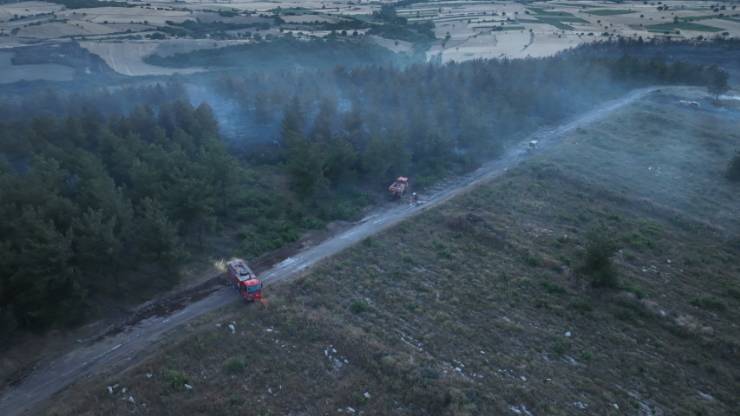 Balıkesir'in Bigadiç ilçesinde çıkan orman yangını, Balıkesir Büyükşehir Belediyesi İtfaiyesi ve diğer destek ekiplerinin hızlı müdahalesi sayesinde büyümeden kontrol altına alındı. Yangında 20 hektar tarım arazisi ve 60 hektar ormanlık alan zarar gördü. Haber İçeriği: Balıkesir'in Bigadiç ilçesi Çağış Mahallesi ile Çömlekçi Mahallesi arasında çıkan orman yangını, hızlı ve koordineli bir müdahale ile kontrol altına alındı. Saat 15.30 civarında anızdan başlayarak ormana sıçrayan yangına, Balıkesir Büyükşehir Belediyesi İtfaiyesi ve Orman Bölge Müdürlüğü ekipleri tarafından hızlıca müdahale edildi. Müdahale Detayları Yangına müdahale eden ekipler arasında Balıkesir Büyükşehir Belediyesi İtfaiye Dairesi Başkanlığı, Orman Bölge Müdürlüğü ekipleri, Devlet Su İşleri Genel Müdürlüğü, Balıkesir Emniyet Müdürlüğü ve Balıkesir Jandarma Komutanlığı yer aldı. Yangına müdahale için 6 itfaiye aracı, 3 hizmet aracı, 4 tanker, 3 kepçe, 3 dozer ve 50’ye yakın personel görev aldı. Ayrıca, yangının söndürülmesine 7 hava aracı (3 helikopter, 3 uçak ve 1 jandarma helikopteri) ile destek sağlandı. Söndürme ve Soğutma Çalışmaları Yangının kontrol altına alınmasının ardından, Balıkesir Büyükşehir Belediyesi İtfaiyesi ekipleri, yangının yeniden alevlenmesini önlemek amacıyla soğutma çalışmalarını sürdürdü. İlk belirlemelere göre, yangın sonucunda 20 hektar tarım arazisi ve 60 hektar ormanlık alan zarar gördü. Destek Veren Kurumlar Yangına müdahalede destek sağlayan kurumlar arasında Balıkesir, Bursa, Çanakkale ve Muğla Orman Bölge Müdürlükleri, Devlet Su İşleri Genel Müdürlüğü ve Bursa Jandarma Komutanlığı yer aldı. Bu koordineli çaba sayesinde yangın, daha fazla büyümeden kontrol altına alınarak söndürüldü.