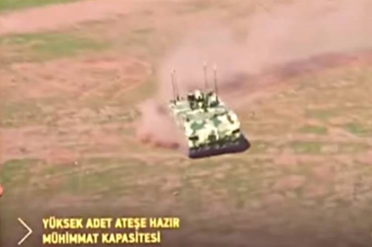 Türk savunma sanayisi, eski Amerikan yapımı M113 zırhlı personel taşıyıcılarını insansız sisteme dönüştürdü. FNSS tarafından geliştirilen bu insansız araçlar, uzaktan kumanda ile kontrol edilebiliyor ve çeşitli askeri operasyonlarda kullanılabiliyor. Bu dönüşüm, zırhlı araçların modern savaş alanlarında daha etkili ve güvenli bir şekilde kullanılmasını sağlıyor.