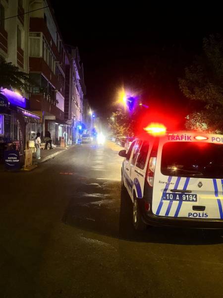 Susurluk İlçe Emniyet Müdürlüğü, şehir parkı sakinleri ve yaya öncelikli huzur uygulaması kapsamında Şehit Fikret Caddesi üzerinde denetimler gerçekleştirdi. Yaz ayının gelmesiyle artan yoğunluk ve caddenin ana yola katılım noktası olması nedeniyle, vatandaşların huzuru ve cadde düzeninin sağlanması amacıyla yapıldı.