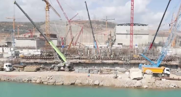 Türkiye'nin ilk nükleer güç santrali Akkuyu'nun inşaatı devam ediyor. Dünyanın en büyük nükleer inşaat sahalarından biri olan Akkuyu, yaklaşık 1072 futbol sahası büyüklüğünde. Santralin dört ünitesinden ilkinin tamamlanmasıyla birlikte bu yıl içinde ilk test üretiminin yapılması planlanıyor.