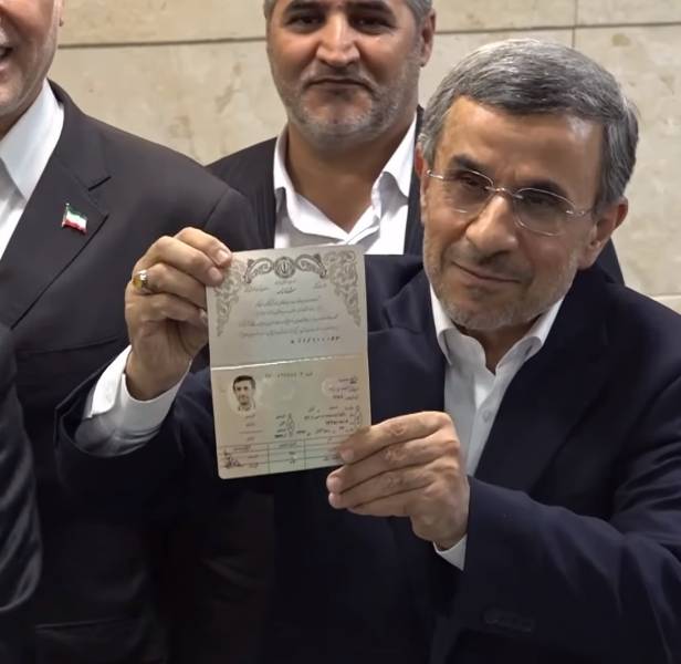 İran seçimleri, Mahmud Ahmedinejad, adaylık başvurusu, Anayasayı Koruyucular Konseyi, Ayetullah Ali Hamaney, Devrim Muhafızları, Tahran, İçişleri Bakanlığı.