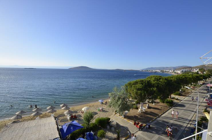 Balıkesir’in Marmara ilçesine bağlı Avşa Adası, temmuz ayında tatilcilerin akınına uğradı. Otel ve pansiyonlarda yer bulmak zorlaştı, konaklama fiyatları yükseldi. Ada, yaz aylarında 100 bin kişiyi ağırlarken, temizlik ve bakım hizmetleri de yoğunlaştı.