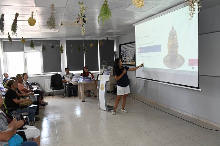 Balıkesir 5. Aromaterapi Festivali'nde düzenlenen “Tarih Boyu Tütsü ile Tedavi” semineri büyük ilgi topladı. Dr. Rana Babaç Çelebi, tütsünün kadim tıp hekimleri tarafından nasıl kullanıldığını anlattı.