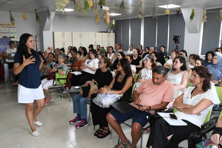 Balıkesir 5. Aromaterapi Festivali'nde düzenlenen “Tarih Boyu Tütsü ile Tedavi” semineri büyük ilgi topladı. Dr. Rana Babaç Çelebi, tütsünün kadim tıp hekimleri tarafından nasıl kullanıldığını anlattı.