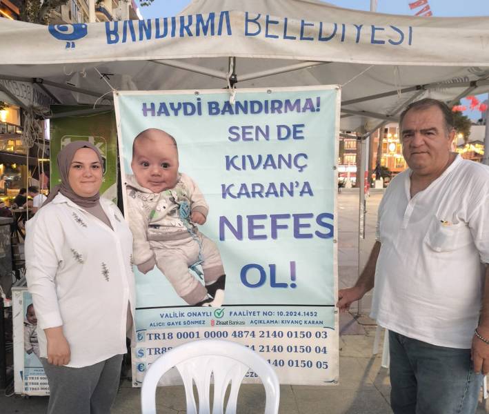 Bandırma Engelli ve Engelli Aileleri Derneği Başkanı Hüseyin Uçar, dernek çay bahçesinde toplanan yardımları Kıvanç Karan bebeğin ailesine teslim etti. Uçar, Bandırma halkının daha önce olduğu gibi Kıvanç bebeğe de destek vereceğine inandığını belirtti.