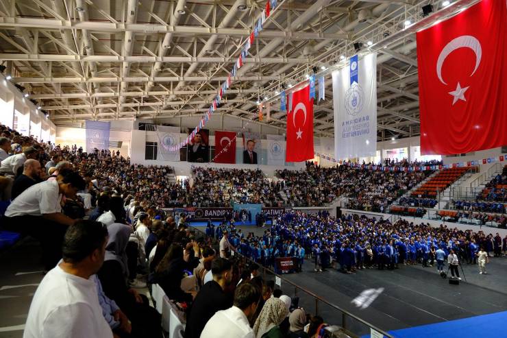 Bandırma mezuniyet töreni, BANÜ 2023-2024, Bandırma Üniversitesi mezuniyet, BANÜ Spor Vadisi, eğitim öğretim yılı mezuniyet