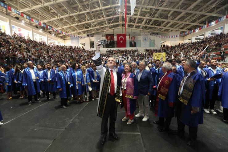 Bandırma mezuniyet töreni, BANÜ 2023-2024, Bandırma Üniversitesi mezuniyet, BANÜ Spor Vadisi, eğitim öğretim yılı mezuniyet