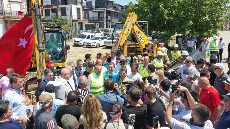 Balıkesir Büyükşehir Belediye Başkanı Ahmet Akın, Ayvalık’ın içme suyu sıkıntısını giderme konusunda önemli bir adım olan Ayvalık Altınova İçme Suyu Terfi Hattının temelini attı. Balıkesir Büyükşehir Belediyesi iştiraklerinden Balıkesir Su ve Kanalizasyon Genel Müdürlüğü (BASKİ) tarafından gerçekleştirilecek terfi hattı yapım çalışmaları için ilk kazma vuruldu, ilk kaynak kesim işlemi yapıldı. Ekonomik ömrünü yitirmesi ve vatandaşların mülkiyetlerinde kalmaması sebebi ile sık sık arızalar meydana gelen hat, çalışmaların tamamlanmasıyla sağlıklı ve kesintisiz bir şekilde hizmet verecek. Proje kapsamında 8 kilometrelik bir terfi hattı yenilenecek.