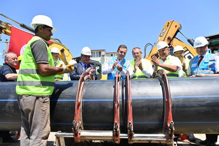 Balıkesir Büyükşehir Belediye Başkanı Ahmet Akın, Ayvalık’ın içme suyu sıkıntısını giderme konusunda önemli bir adım olan Ayvalık Altınova İçme Suyu Terfi Hattının temelini attı. Balıkesir Büyükşehir Belediyesi iştiraklerinden Balıkesir Su ve Kanalizasyon Genel Müdürlüğü (BASKİ) tarafından gerçekleştirilecek terfi hattı yapım çalışmaları için ilk kazma vuruldu, ilk kaynak kesim işlemi yapıldı. Ekonomik ömrünü yitirmesi ve vatandaşların mülkiyetlerinde kalmaması sebebi ile sık sık arızalar meydana gelen hat, çalışmaların tamamlanmasıyla sağlıklı ve kesintisiz bir şekilde hizmet verecek. Proje kapsamında 8 kilometrelik bir terfi hattı yenilenecek.