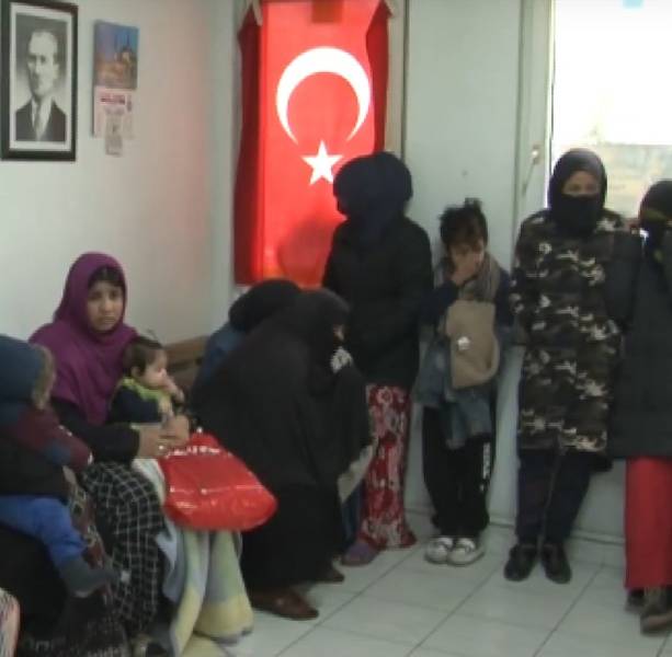 Hatay Büyükşehir Belediyesi zabıta ekipleri, il genelinde güvenlik ve huzurun sağlanması amacıyla yoğun denetimler gerçekleştirdi. Bu denetimlerde, özellikle yabancı uyruklu dilenciler mercek altına alındı. Yarım gün içinde 3 bin TL para toplayan yabancı uyruklu dilenciye idari para cezası kesildi.