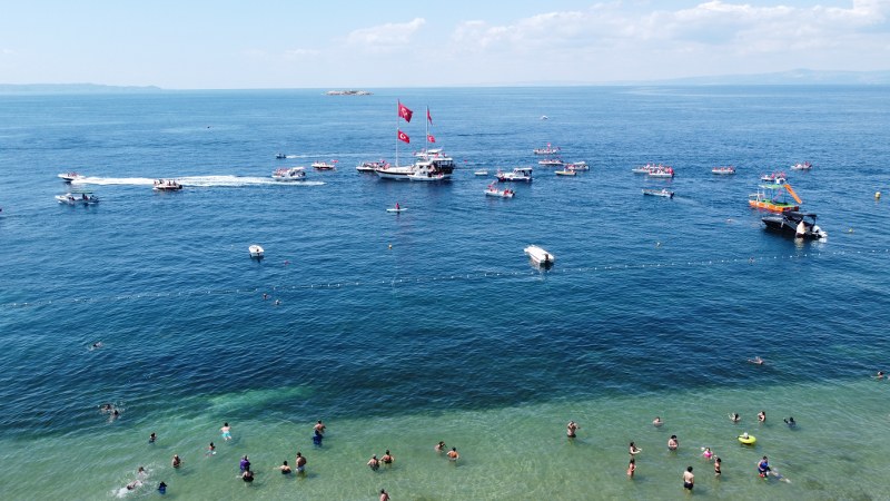 Avşa Adası, 30 Ağustos Zafer Bayramı, tekne korteji, Yeni Türkü konseri, Marmara Adası, İzmir Marşı