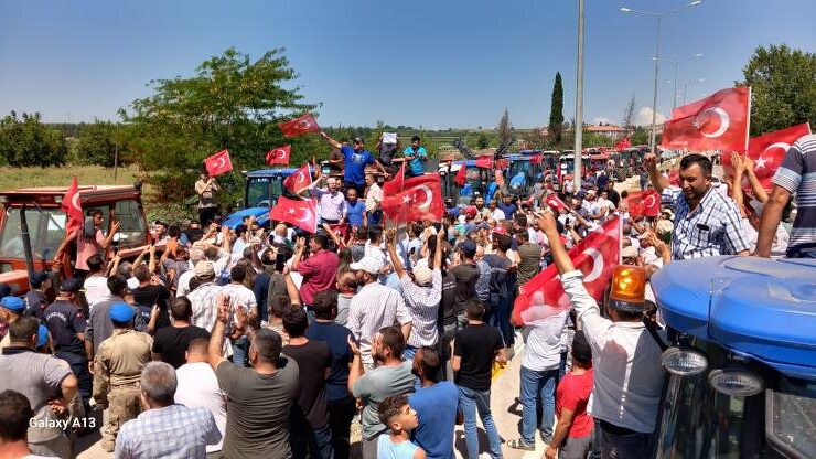 Balıkesir'in Bandırma ilçesine bağlı Aksakal Mahallesi'nde çiftçiler, ürünlerinin düşük fiyatlarla alındığı ve masraflarını karşılayamadıkları gerekçesiyle Bandırma-Balıkesir Karayolu'nda eylem yaptı. Çiftçiler, salça ihracatına getirilen kota nedeniyle fabrikaların sözleşme şartlarını yerine getirmediğini belirtti.