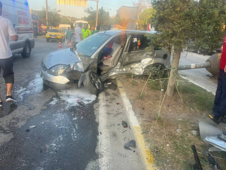 Erdek'te meydana gelen trafik kazasında 2 kişi yaralandı. 16 CTB 68 plakalı kamyonetin ani çıkışı sonucu yaşanan kazada, 06 AV 5867 plakalı otomobile çarpıldı. Yaralılar hastaneye sevk edildi, kaza sırasında devrilen aydınlatma direği ise park halindeki 3 araca hasar verdi.