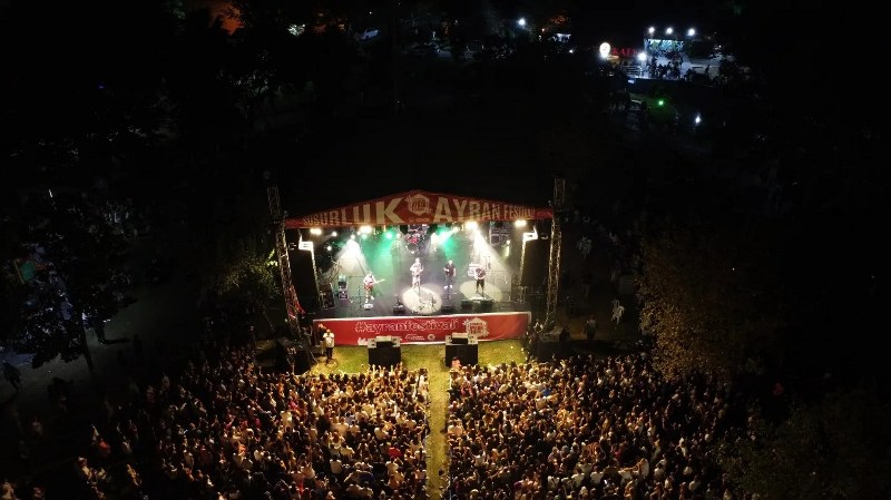 Susurluk Belediyesi tarafından organize edilen konser, söyleşi, tiyatro ve etkinlikler ile dolu dolu geçen Ayran Festivali vatandaşlara unutulmaz anlar yaşattı. Yediden yetmişe herkesin ilgi gösterdiği etkinliklerle gerçekleşen festival  Pinhani Konseri ile son buldu.