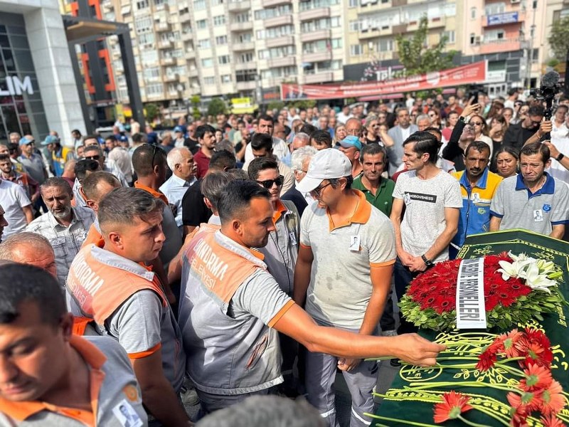 Bandırma'da otomobil sürücüsünün direksiyon hakimiyetini kaybetmesi sonucu yaşamını yitiren Bandırma Belediyesi temizlik işçisi Halil Duman, toprağa verildi.