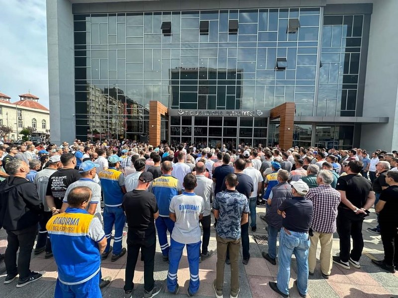 Bandırma'da otomobil sürücüsünün direksiyon hakimiyetini kaybetmesi sonucu yaşamını yitiren Bandırma Belediyesi temizlik işçisi Halil Duman, toprağa verildi.