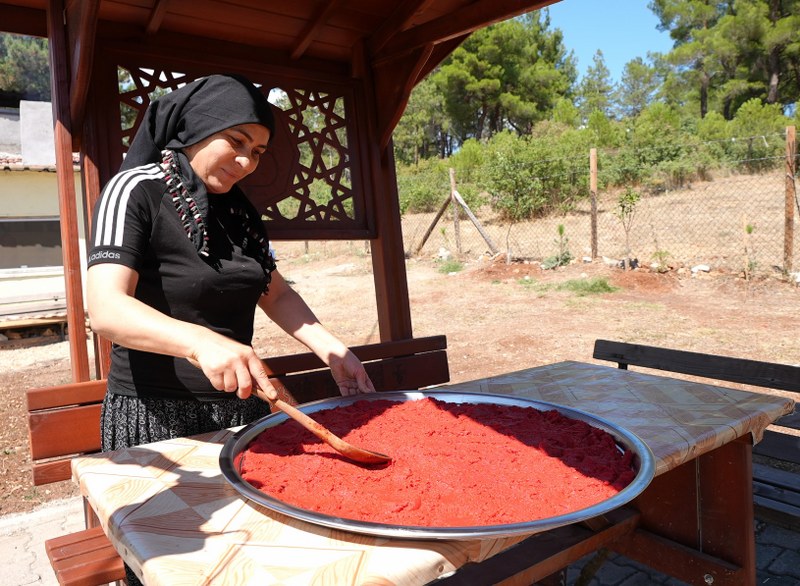 Balıkesir Büyükşehir Belediyesi tarafından Dursunbey'deki kırsal mahallelere dağıtılan salça makineleriyle üreticiler, daha hızlı ve kolay bir şekilde salça yapmaya başladı. Başkan Ahmet Akın’ın bu desteği, köylülerin kış hazırlıklarını hızlandırırken, ürünlerin katma değerini artırarak ekonomik fayda sağladı.