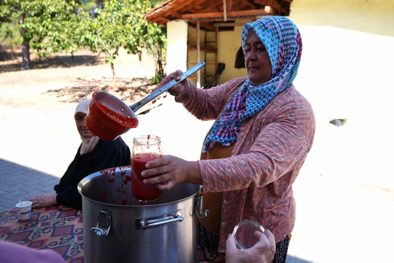 Balıkesir Büyükşehir Belediyesi tarafından Dursunbey'deki kırsal mahallelere dağıtılan salça makineleriyle üreticiler, daha hızlı ve kolay bir şekilde salça yapmaya başladı. Başkan Ahmet Akın’ın bu desteği, köylülerin kış hazırlıklarını hızlandırırken, ürünlerin katma değerini artırarak ekonomik fayda sağladı.