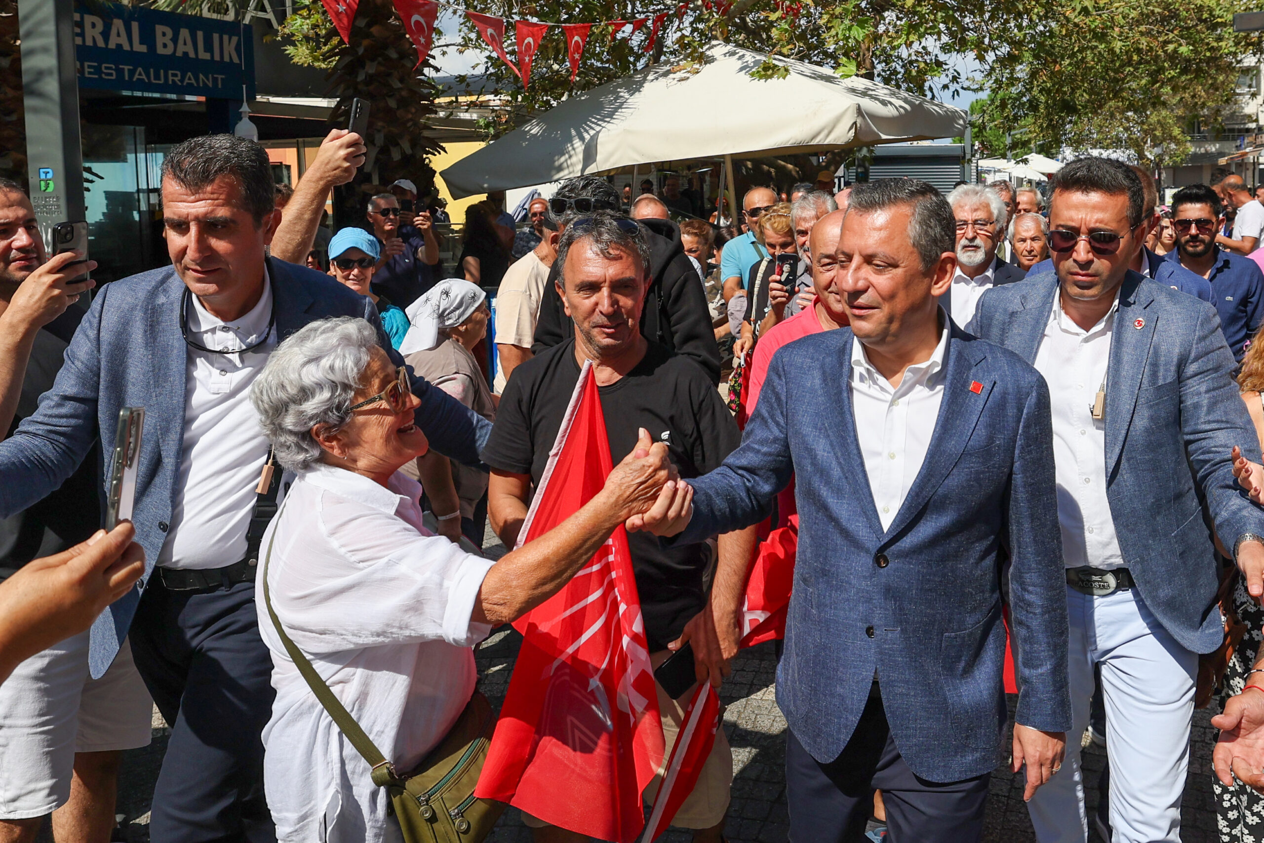 Balıkesir Avşa Adası Meydanı’nda yurttaşlara seslenen Özel, “Bugün Marmara Adası Cumhuriyet Halk Partisi’nin 31 Mart seçimlerinde yüzde 60 oyla seçildiği, belediye başkanının, Ada’yı bilen Ada’nın sorunlarını bilen, genç, çalışkan, mütevazı belediye başkanının sizlerin desteğiyle önce adaylaştığı sonra belediye başkanı olarak rekor oyla seçildiği bir süreci tamamladık. Biraz önce kendisini ziyaret ettim. Orada belediyenin önünde konuştuk, bir kez daha burada her birinize Cumhuriyet Halk Partisi’ne duyduğunuz güven, adayımıza verdiğiniz destek ve yüzde 60’lık tarihi rekor için ayrı ayrı teşekkür ediyorum. Sağ olun, var olun” dedi. Özel şöyle devam etti: