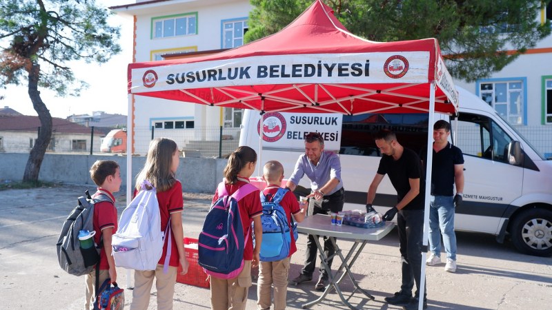 Susurluk Belediyesi, öğrencilere kahvaltı, 2024-2025 eğitim yılı, poğaça dağıtımı, ayran ikramı, eğitime destek