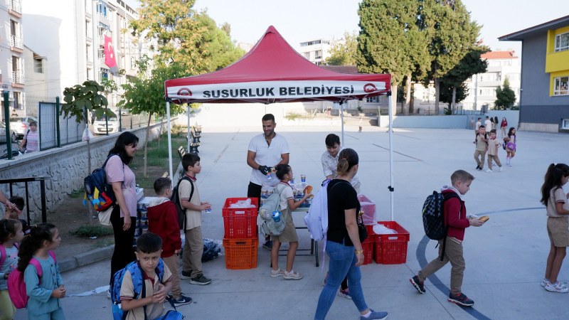 Susurluk Belediyesi, öğrencilere kahvaltı, 2024-2025 eğitim yılı, poğaça dağıtımı, ayran ikramı, eğitime destek