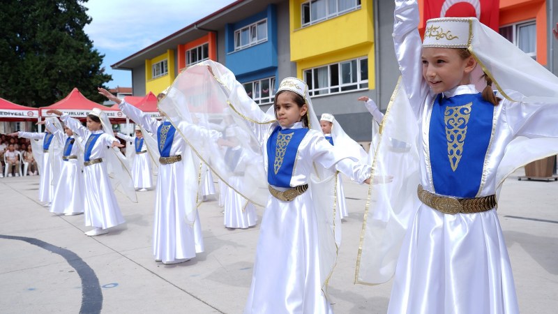 2024-2025 Eğitim Öğretim Yılı İlköğretim Haftası, Susurluk'ta düzenlenen etkinliklerle coşkuyla kutlandı. Beşeylül İlkokulu bahçesinde yapılan törende, öğrenciler şiirler okudu ve halkoyunları gösterileri sergilendi.