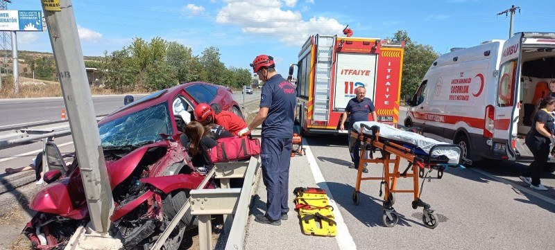 Balıkesir-Bursa Karayolu, Susurluk Balıklıdere Otoyol köprülü kavşağında meydana gelen tek taraflı trafik kazasında 2'si ağır yaralı olmak üzere 3 kişi itfaiye ekiplerince kurtarılarak, hastaneye kaldırıldı.