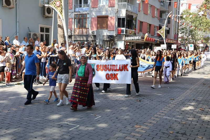 Susurluk'un düşman işgalinden kurtuluşunun 102’nci yıl dönümü kutlamaları her yıl olduğu gibi bu yıl da hazırlanan törenle kutlandı. Kaymakam Muammer Köken, Belediye Başkanı Hakan Yıldırım Semizel, İlçe Milli Eğitim Müdürü Sami Akoğlan, İlçe protokolü, kurum müdürleri, gazilerin ve halkın katıldığı törende Kaymakamlık ve Belediye Başkanlığı çelenginin Atatürk Anıtına sunulmasının ardından Saygı Duruşu ve İstiklâl Marşı'nın okunması ile sunum töreni sona erdi.