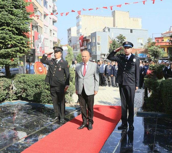 Susurluk'un düşman işgalinden kurtuluşunun 102’nci yıl dönümü kutlamaları her yıl olduğu gibi bu yıl da hazırlanan törenle kutlandı. Kaymakam Muammer Köken, Belediye Başkanı Hakan Yıldırım Semizel, İlçe Milli Eğitim Müdürü Sami Akoğlan, İlçe protokolü, kurum müdürleri, gazilerin ve halkın katıldığı törende Kaymakamlık ve Belediye Başkanlığı çelenginin Atatürk Anıtına sunulmasının ardından Saygı Duruşu ve İstiklâl Marşı'nın okunması ile sunum töreni sona erdi.